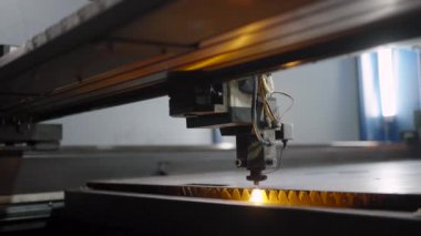 Endüstriyel CNC lazer kesim makinesi parlak parıltılarla metal levha kesiyor