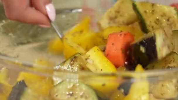 Kadın Pişirmek Için Cam Bir Kasede Taze Sebze Tatlandırıyor — Stok video