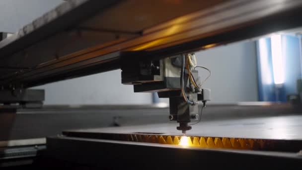Macchina Taglio Laser Cnc Industriale Taglia Lamiera Con Brillanti Scintille — Video Stock