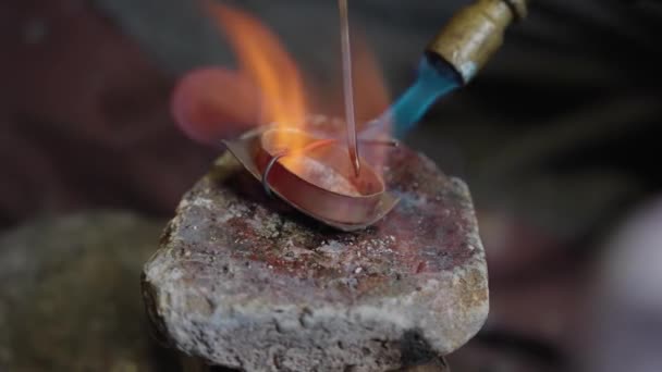 Esnaf Atölyedeki Kılıç Kınının Metal Ucunu Lehimliyor — Stok video