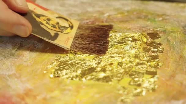 Kunstenaar Brengt Goud Aan Het Olieverfschilderij Doek — Stockvideo