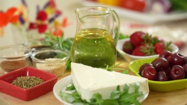 Meyve salatası için vişne, çilek, beyaz peynir ve diğer malzemeler yakın plan.