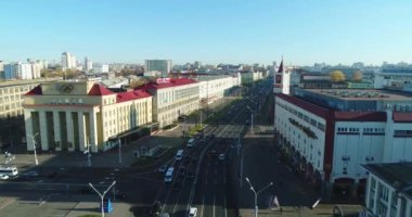 Minsk, Belarus - 10.2018 İnsansız Hava Aracı uçuşu Minsk 'in merkezinde güneşli bir sabah
