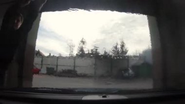 Köpük ve yüksek basınçlı suyla yıkarken arabanın içinden ön camdan balık bakışı.