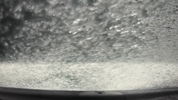Köpük Yüksek Basınçlı Suyla Yıkarken Arabanın Içinden Camdan Balık Bakışı — Stok video