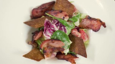 Kızarmış pastırmalı ve cipsli sıcak salata.