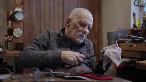 Senior Gray Haired Male Master Wheelchair Working His Workshop Sharpening — Αρχείο Βίντεο