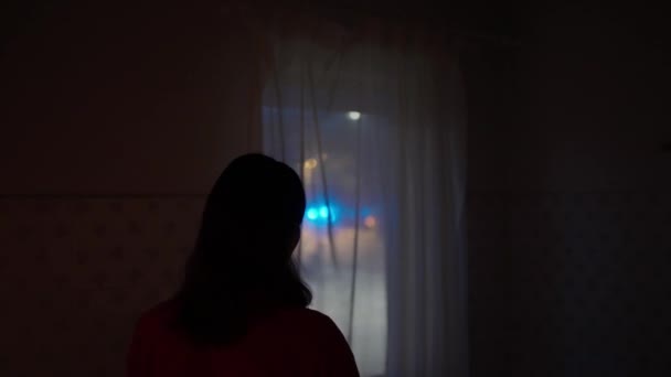 Młoda Kobieta Spogląda Przez Okno Swojego Domu Obserwując Miejsce Zdarzenia — Wideo stockowe