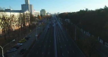 Minsk, Belarus - 10.2018 İnsansız Hava Aracı uçuşu Minsk 'in merkezinde güneşli bir sabah