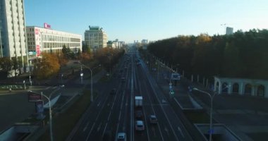 Minsk, Belarus - 10.2018 İnsansız Hava Aracı uçuşu Minsk 'in merkezinde güneşli bir sabah