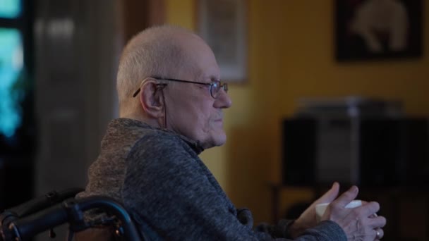 Starszy Dorosły Mężczyzna Wózku Inwalidzkim Ogląda Telewizję Przy Kominku Domu — Wideo stockowe