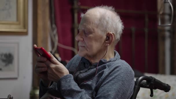 Starší Muž Sedí Vozíku Rolování Sociálních Sítích Smartphonu — Stock video