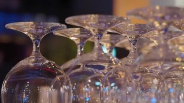 Temiz boş bardaklar tezgahta sıra sıra durur.