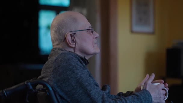 Senior Homme Adulte Fauteuil Roulant Regarder Télévision Par Cheminée Maison — Video