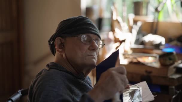 Starszy Artysta Wózku Inwalidzkim Stosuje Srebro Obrazu Olejnego Płótnie — Wideo stockowe