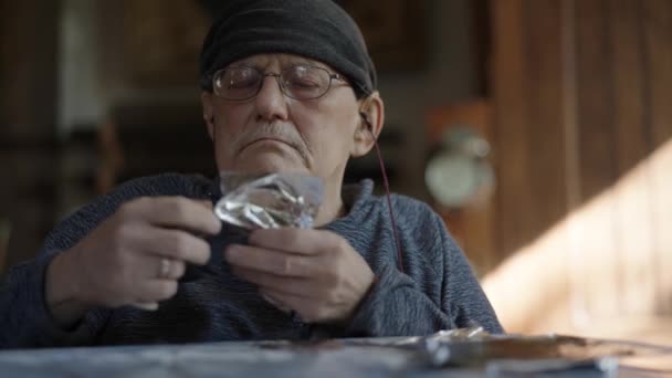 Senior Konstnär Rullstol Applicerar Silver Oljemålningen Duk — Stockvideo