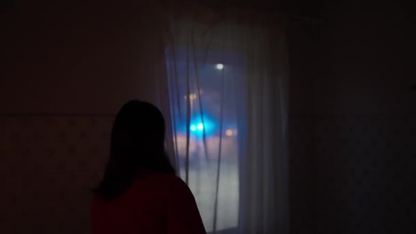 Mladá Žena Dívá Okna Svého Domu Pozoruje Noční Scénu Rozostřenými — Stock video