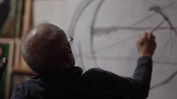 車椅子の上のシニアアーティストは スタジオでキャンバスに油彩画 仕事で画家を描きます — ストック動画