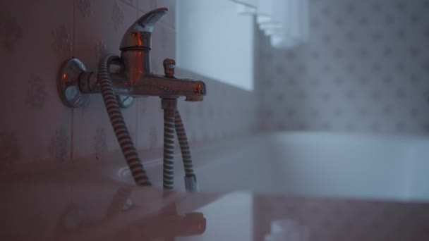Vatten Droppar Ner Från Läckande Kranen Badrummet — Stockvideo
