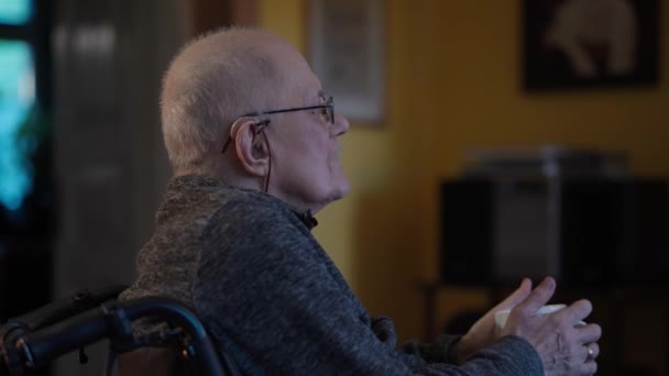 Старший Дорослий Чоловік Інвалідному Візку Дивиться Телевізор Біля Каміна Вдома — стокове відео