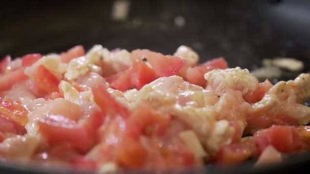 Şef Kızarmış Tavuk Göğsü Domatesleri Yapıyor — Stok video