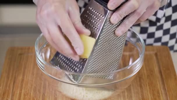 Chef Adalah Kisi Keju Parmesan Dalam Mangkuk Kaca — Stok Video