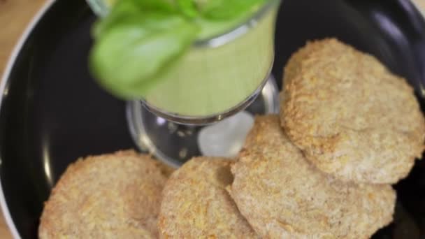 Chef Está Servindo Sopa Creme Quente Brócolis Com Pedaços Crocantes — Vídeo de Stock