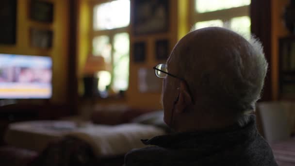 Ένας Γέρος Αναπηρική Καρέκλα Βλέποντας Τηλεόραση Στο Σαλόνι Του Σπιτιού — Αρχείο Βίντεο
