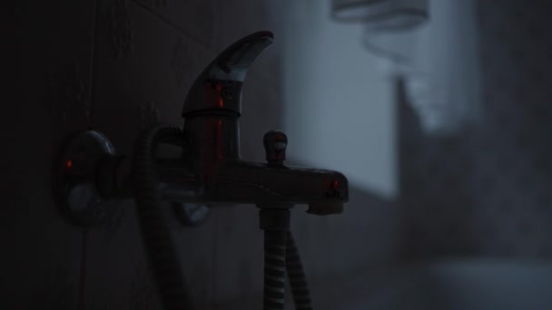 从浴室漏水的水龙头上滴下的水 — 图库视频影像