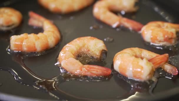 大厨在平底锅上煎虾仁 — 图库视频影像