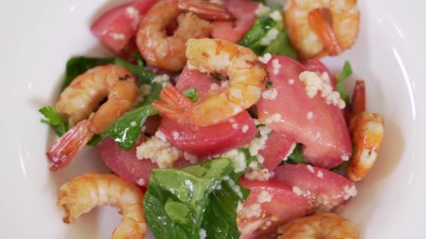 Chef Menyajikan Salad Sayuran Segar Dengan Cuscus Dan Udang — Stok Video