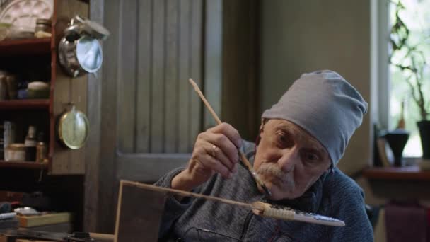上了年纪的男主人在他的车间里工作 用鞘把日本的黛安娜刀拿回来 — 图库视频影像