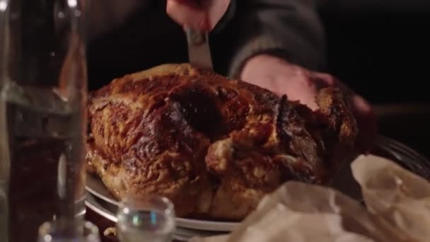 Zbliżenie Całego Pieczonego Kurczaka Zarżniętego Stole Restauracyjnym Przez Mężczyznę — Wideo stockowe