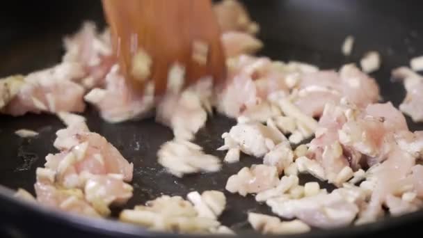 Szef Kuchni Smaży Plasterki Posiekanego Filetu Kurczaka Patelni — Wideo stockowe
