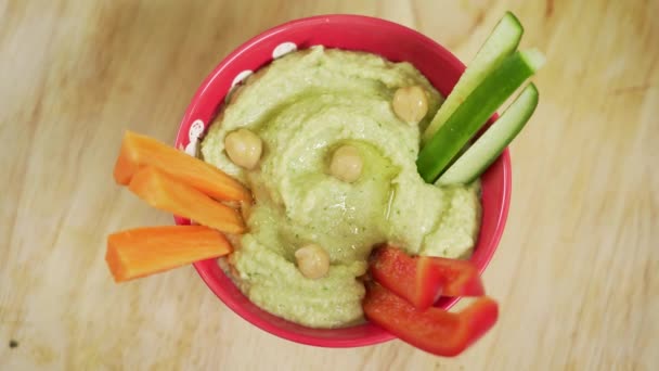Hummus Miska Čerstvými Zeleninovými Občerstveními Dřevěném Stole — Stock video
