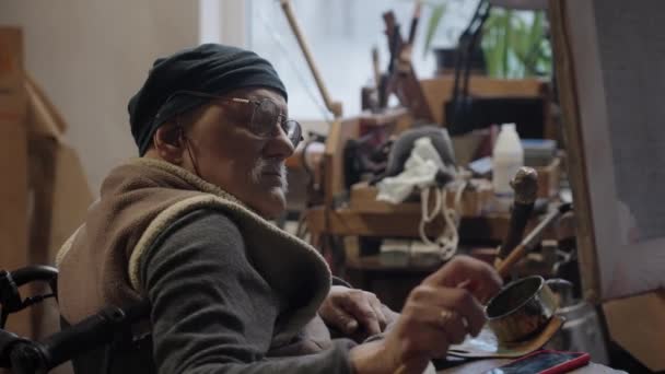 Starszy Artysta Wózku Maluje Obraz Olejny Płótnie Pracowni Malarz Pracy — Wideo stockowe