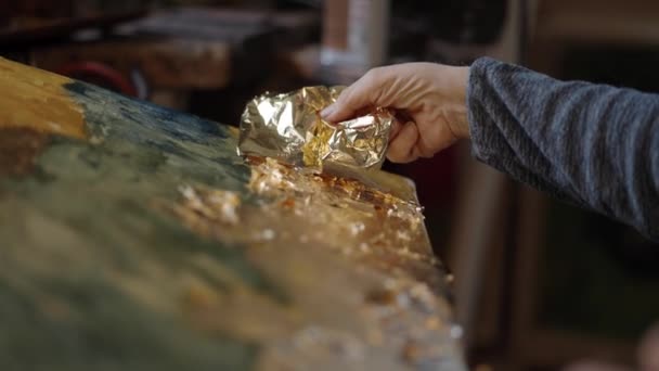 Ανώτερος Καλλιτέχνης Μια Αναπηρική Καρέκλα Εφαρμόζει Χρυσό Στην Ελαιογραφία Καμβά — Αρχείο Βίντεο