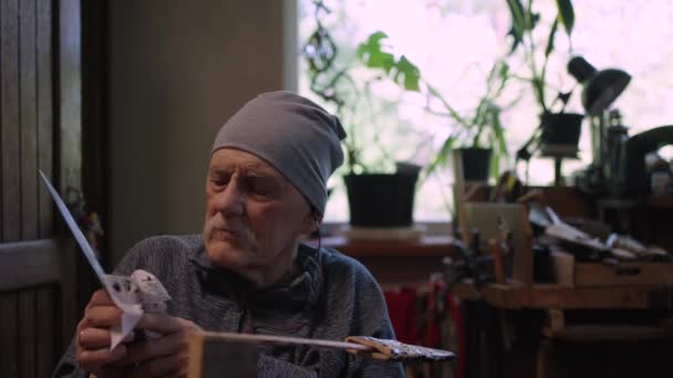 Starszy Mężczyzna Mistrz Pracuje Swoim Warsztacie Przywracając Japoński Nóż Deba — Wideo stockowe