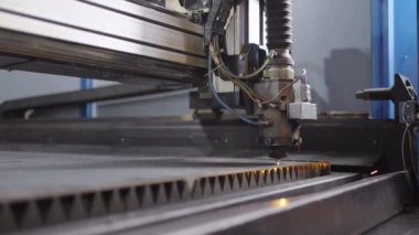 Endüstriyel CNC lazer kesim makinesi parlak parıltılarla metal levha kesiyor