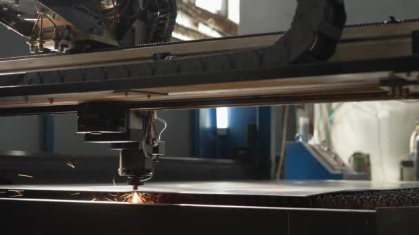 Przemysłowa Maszyna Cięcia Laserowego Cnc Tnie Blachę Jasnymi Iskrami — Wideo stockowe