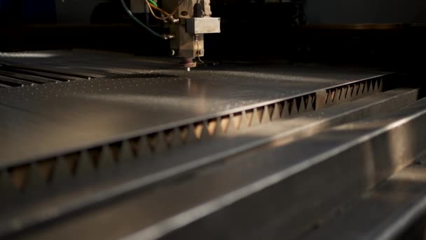 Cnc 레이저 절단기밝은 빛으로 금속판을 — 비디오