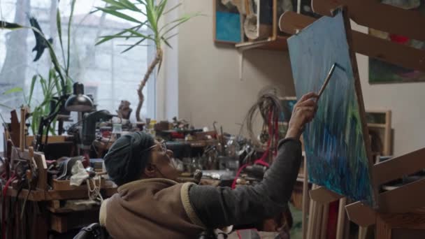 Artiste Senior Sur Fauteuil Roulant Peint Une Peinture Huile Sur — Video