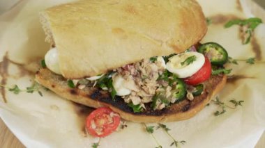 Taze panini sandviçi, ton balığı ve bıldırcın yumurtası.