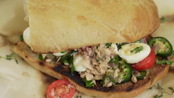 Подається Свіжий Бутерброд Паніні Тунцем Перепелиними Яйцями — стокове відео