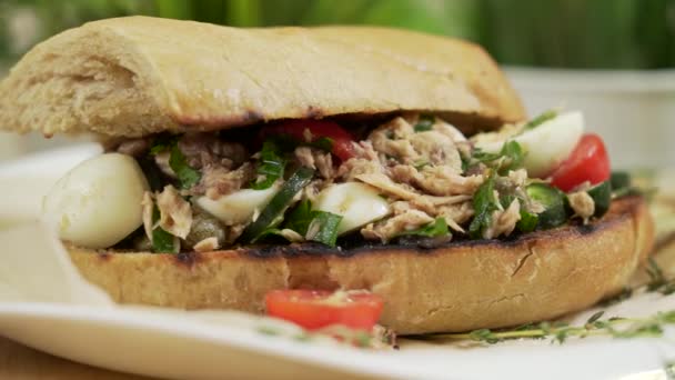 Serviert Frisches Panini Sandwich Mit Thunfisch Und Wachteleiern — Stockvideo