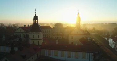 Niasvizh, Belarus - 15.10.2018. Niasvizh 'deki Kraliyet Sarayı' nın havadan görünüşü, Radziwill Kalesi.