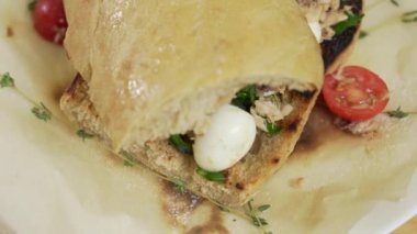 Taze panini sandviçi, ton balığı ve bıldırcın yumurtası.