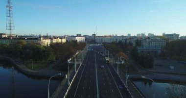Minsk, Belarus - 10.2018 İnsansız Hava Aracı uçuşu Minsk 'in merkezinde güneşli bir sabah