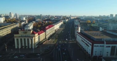 Minsk, Belarus - 10.2018 İnsansız Hava Aracı uçuşu Minsk 'in merkezinde güneşli bir sabah
