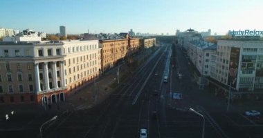 Minsk, Belarus - 10.2018 İnsansız Hava Aracı uçuşu Minsk 'in merkezinde güneşli bir sabah
